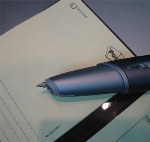ノルウェーのアノト社が開発した、Bluetoothを搭載したペンと専用の用紙。ペンで専用紙をチェックするだけで、書いたデータの送受信や、メールのやりとりが可能となる