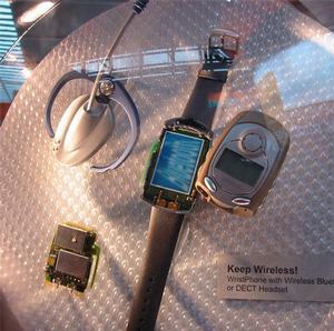 WristPhoneの内部構造と、Bluetooth対応のヘッドセット
