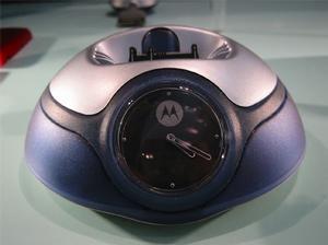 時計付きのバッテリーチャージャー『Desktop Charger with Clock』。時計は時刻を表示するほか、バッテリーの残量や、充電に必要な残り時間を把握できるようになっているという