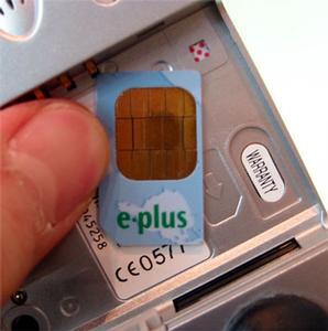 バッテリーを外すと、SIMの挿入口があった。SIMを抜いてみると、E-Plusのプリントがあった