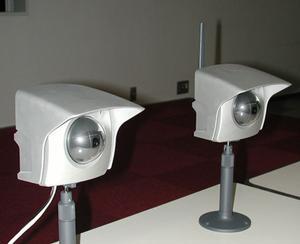 無線LAN対応の『KX-HCM170』(右)と10BASE-Tのみ対応の『KX-HCM130』(左)