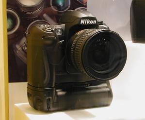 (株)ニコンが2月に開発表明した、一眼レフデジタルカメラ『Nikon D100』