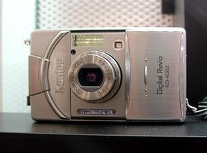 コニカ(株)は400万画素CCDと光学3倍ズームレンズを搭載したコンパクトデジタルカメラでは世界最小(幅94×高さ56×奥行き29.5mm)という『Digital Revio KD-400Z』を参考出品