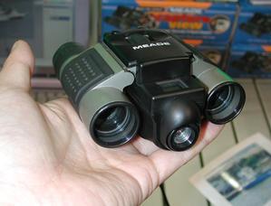 8倍双眼鏡にデジタルカメラを搭載した『MEADE BinoShot』