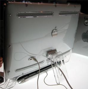 Apple Cinema HD Displayの背面。アップルマークが、新iMacと同様に鏡面になり、ADCケーブルが白1色で統一されたほかは、外見上の大きな変更はない