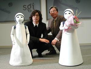 (左から)Posy(妹)、松井龍哉氏、日本SGIの和泉法夫代表取締役社長兼CEO、Posy(姉)