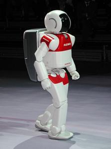 パレードに登場した本田技研工業(株)の『ASIMO』は赤バージョン