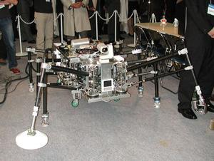 千葉大学工学部電子機械工学科野波研究室の地雷探知ロボット『COMET-II』
