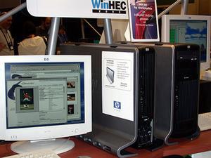 64bit版Windows XPを動作させているHPのMcKinleyマシン。手前のものが2プロセッサーで奥のマシンがシングルプロセッサー。手前のマシンのほうが薄型なのだが、実際にはラックマウントサイズなので奥行きがある 