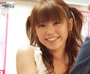 Ascii Jp キュートな視線に吸い込まれるゾ 若槻千夏がファーストビデオ発売イベント