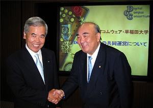 左から、NTTコムウェア代表取締役社長の松尾勇二氏と早稲田大学総長の奥島孝康氏