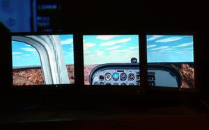マイクロソフトの『Flight Simulator 2002』を使った、トリプルディスプレー出力のデモ