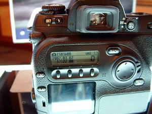 撮影画像をモニターする液晶ディスプレーの上部に、撮影時の情報などを表示する小さな液晶ディスプレーがある