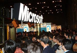 Streaming Media Japan 2002の展示会場のマイクロソフトブースは大盛況