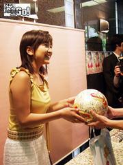 メッセージ入りのサッカーボールをファンから受け取る裕香ちゃん