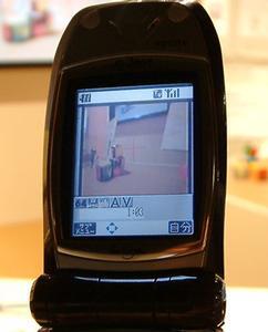 AIBOのカメラからの映像をFOMAを通じてモニターしているところ