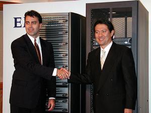 CX600がセットされたラックをバックに握手する、EMCジャパン代表取締役社長スティーブン・フィッツ氏とデルコンピュータ代表取締役社長の浜田宏氏