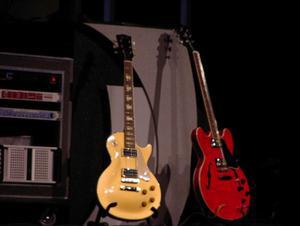 半導体メーカーなのになぜかステージにギターが2本