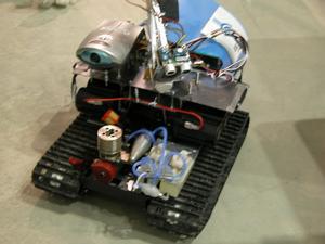 ラジコンエンジンで自走、2軸を持つカメラアームを搭載するロボット
