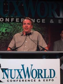 OSDLフェローに就任したLinus Torvalds氏(“LinuxWorld Conference & EXPO San Francisco 2001”にて。撮影:宮原 徹)