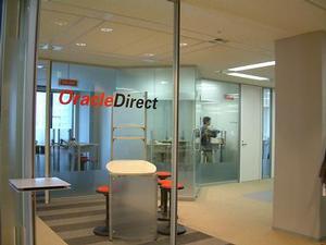 “OracleDirect 東京センター”に設置されている“iStudio”。ガラス張りのブース内には電話とネットワーク回線が用意されており、ネットワーク越しに顧客にプレゼンテーションを行なうことができる。通常の作業空間と分けているのは、緊張感を保ち集中するためだそうだ