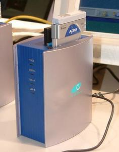 NTTコムウェアの小型Linuxサーバー『L-Box』。本体の上には、CFタイプの無線LANカードとFOMAカードが刺さっている