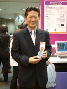 モンタビスタソフトウェアジャパン代表取締役社長の有馬仁志氏。手にしているのが『A760』だ