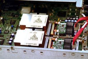 『低電圧版 インテル　Itanium 2 プロセッサ　1GHz/1.5MB　L3キャッシュ』が2基搭載されている
