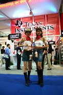Texas Instrumentsブース。テキサスという言葉そのままのスタイル。右の女の子と左の女の子、スカート及びベルトが微妙に違うのに注目