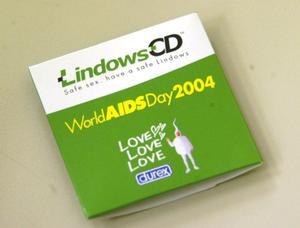 会場で配布された1000個限定の特製LindowsCDコンドーム(非売品)