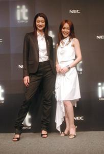 制作発表に登場した小雪さん(左)と山口紗弥加さん(右)