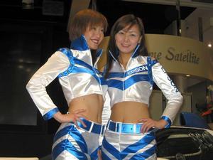 2004年の“EPSON NAKAJIMA RACING”チームのレースクイーンの二人