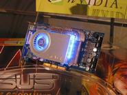 ファンが青く光る台湾ASUSTeK Computer社のGeForce 6800 Ultra搭載カード『V9999 Ultra』