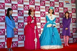 1860～1972年に流行した歴史的ファッションが登場するのも作品の見所。とよた真帆さん、松嶋尚美(オセロ)さんは豪華な衣装で登場した
