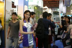台湾CoolerMaster社の衣装を着た女性は、後方のケース（のかぶり物）を引き連れてブース内を周回していた