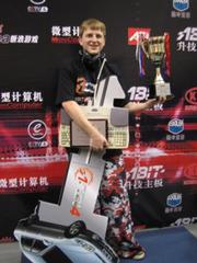 愛用のキーボードと賞品の車のキーを手にした、優勝者の北アメリカ代表mTw-Wizrad選手