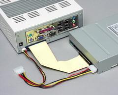 『Be Silent MS6100』に内蔵用CD-ROMドライブを接続したところ