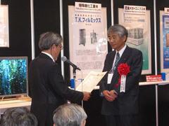 ディスプレイ・モジュール部門のグランプリを受賞した、東芝松下ディスプレイテクノロジーの取締役社長の米澤敏夫氏