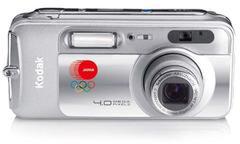 赤い五輪ロゴが目立つ『Kodak EasyShare LS743 Zoom』の五輪記念“日本代表選手団サプライモデル”