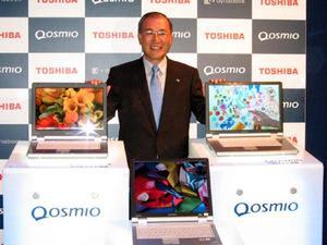 Qosmioシリーズ3製品を手にするPC＆ネットワーク社社長の西田厚聰氏