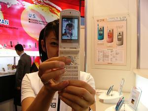 ASCII.jp【ワイヤレスジャパン2004 Vol.6】京セラ、発売前の携帯電話『W21K』を展示――「携帯に対する3つのニーズをバランスよく満たした」