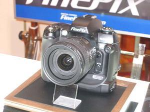 “スーパーCCDハニカム SR II”を搭載したレンズ交換式一眼レフデジタルカメラ『FinePix S3 Pro』