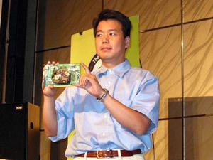 エヌビディアのPCビジネス シニアマネージャの東 正次氏が手にする『GeForce 6600 GT』搭載カード