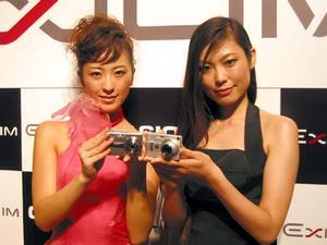 厚みや重量は異なるものの、EX-S100とEX-Z55はどちらも女性の手のひらにすっぽり収まるコンパクトタイプのデジタルカメラ