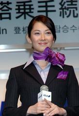客室乗務員のユニフォームを着用して登場した女優の伊東美咲さん