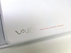 鏡面加工の“VAIO”ロゴ