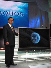 シャープが開発発表した世界最大の65インチハイビジョン液晶TV“AQUOS”