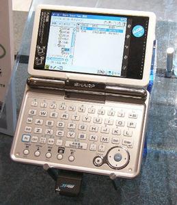 去る15日に発表されたばかりのHDD内蔵ザウルス『SL-C3000』。写真ではSDカードスロットにPHSカードを装着している