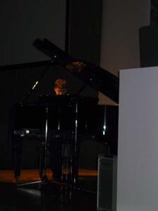 ケビン・リンチ氏のピアノソロ(?)で開幕した“Macromedia Flash Conference 2004”