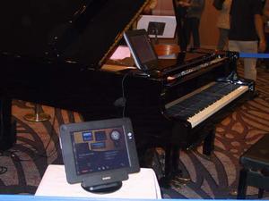 基調講演の後で会場外に展示されたヤマハの自動演奏機能付きグランドピアノ『Disklavier MarkIV』
